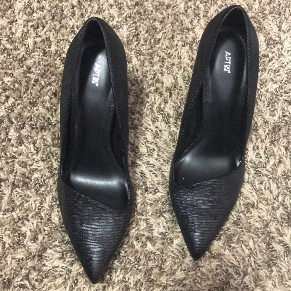 Black pumps